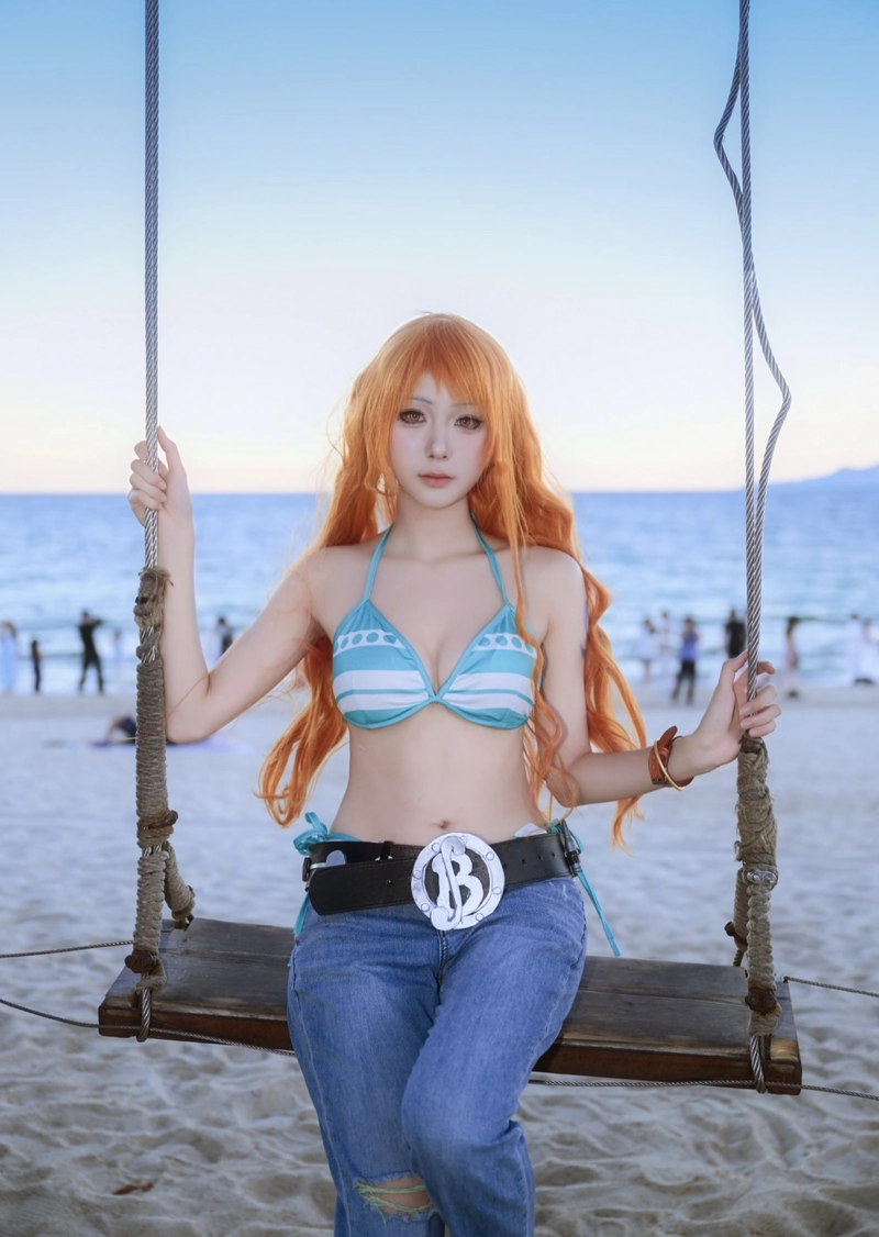 Gái đẹp nami mặc bikini ngồi xích đu
