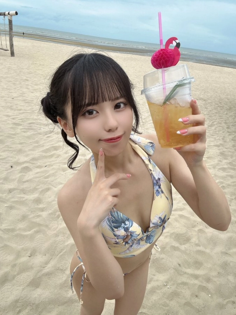 Gái xinh Airi Nagisa bikini sexy uống nước