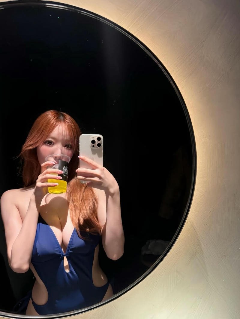 Gái xinh Koyoi Konan bikini sexy xanh than
