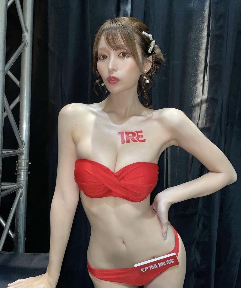 Gái xinh Mayuki Ito bikini sexy màu đỏ