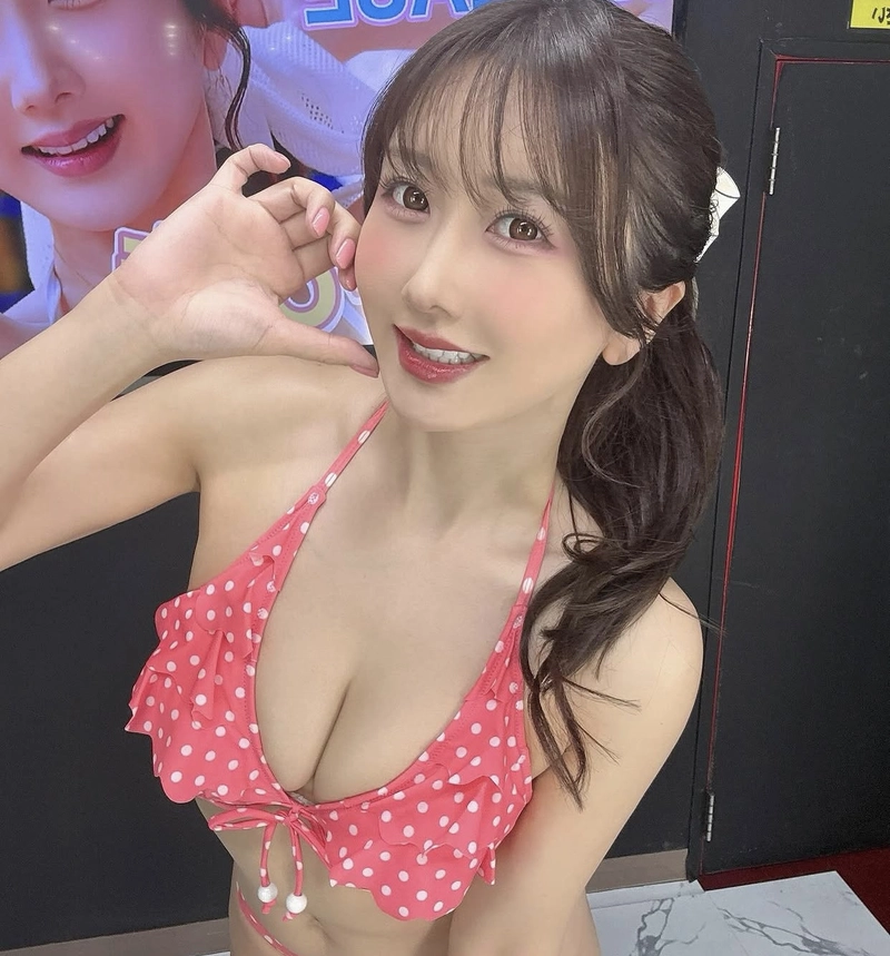 Gái xinh hibiki otsuki mặc bikini hồng nữ tính