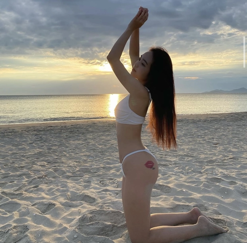 Gái xinh lê phương anh bikini sexy dưới bình minh