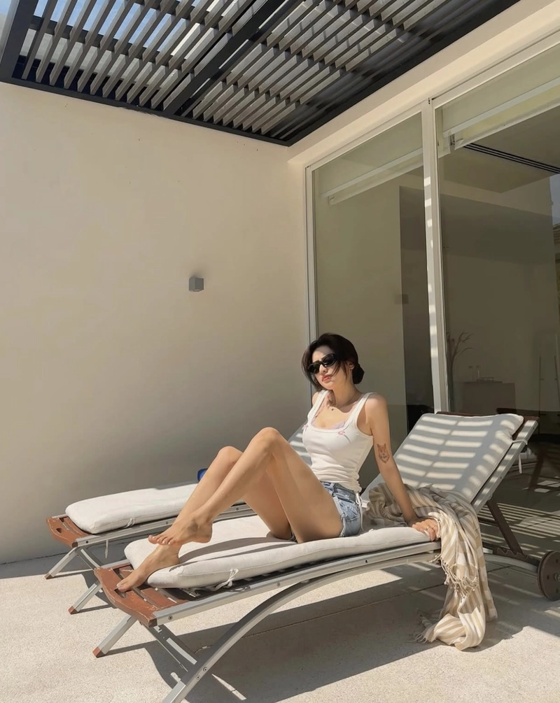 Gái xinh quyên qui mặc bikini tắm nắng