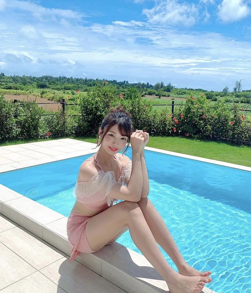 Himari Kinoshita mặc bikini sexy dưới ánh nắng đẹp