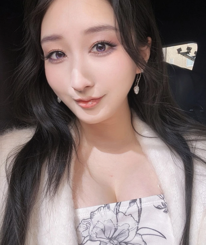 Hình Kasumi Tsukino bikini sexy đơn giản