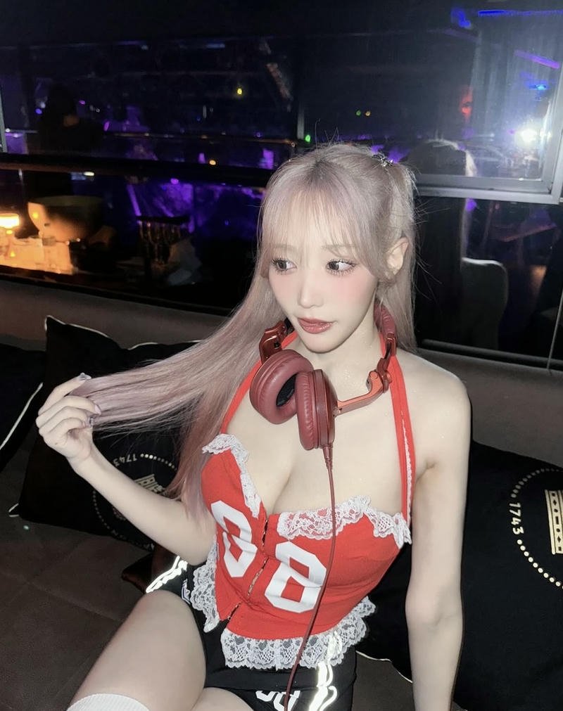 Hình Koyoi Konan bikini sexy đánh nhạc