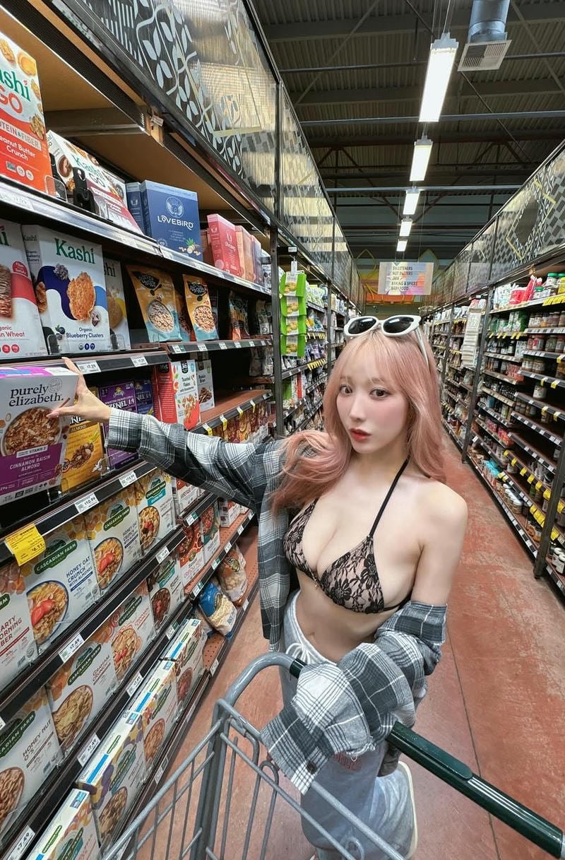 Hình Koyoi Konan bikini sexy đi siêu thị