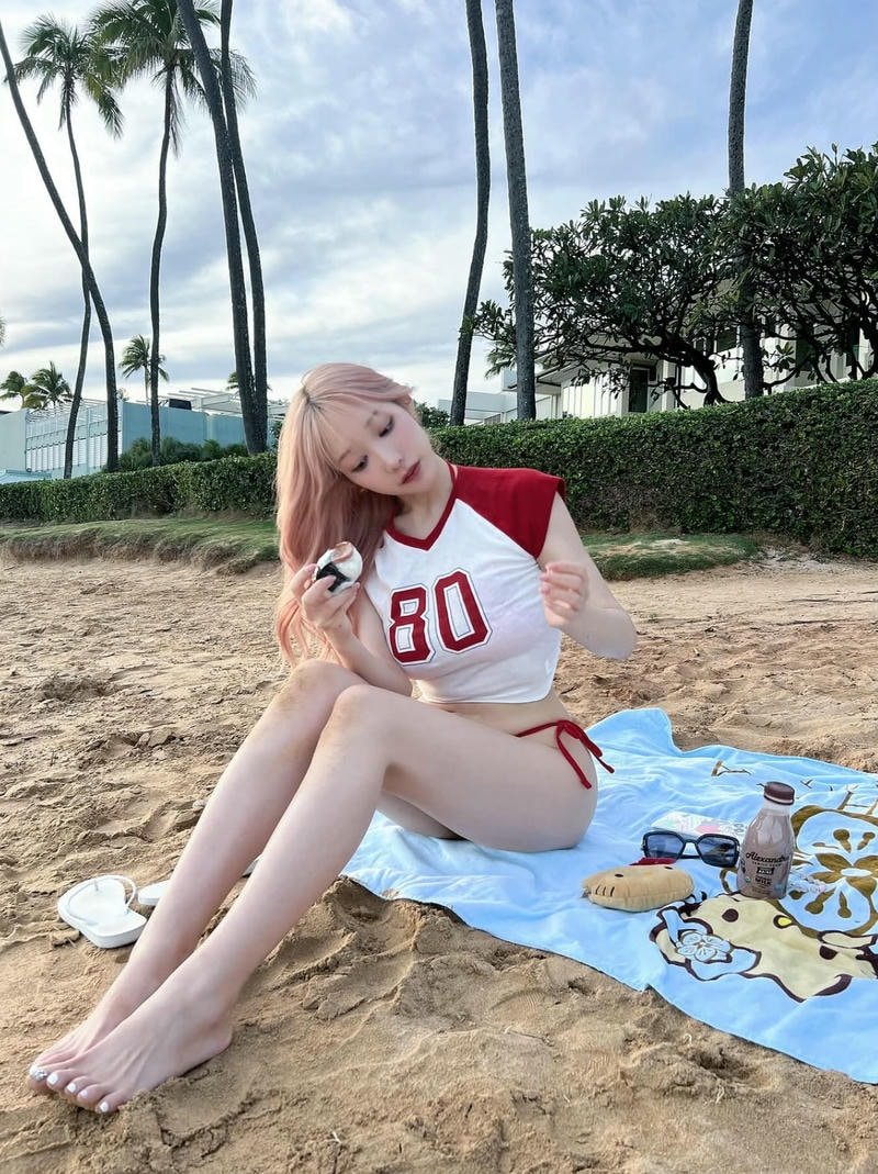 Hình Koyoi Konan bikini sexy trên cát