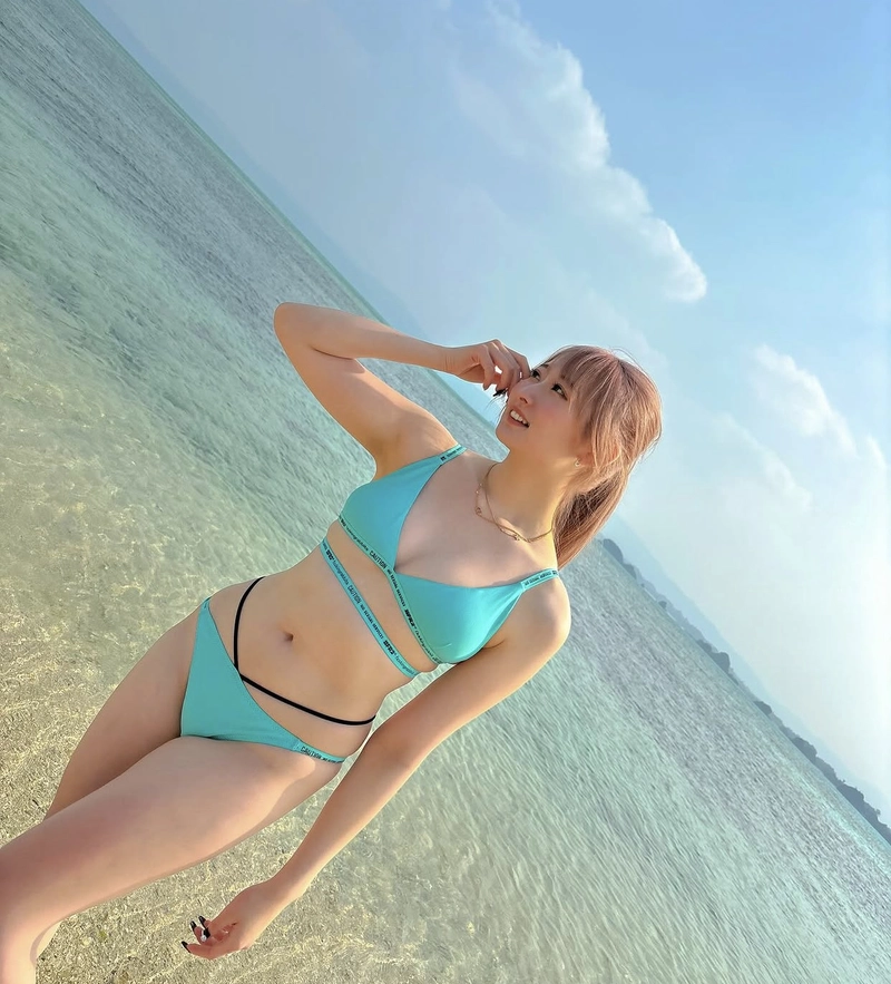 Hình ảnh Jun Suehiro bikini sexy đi biển