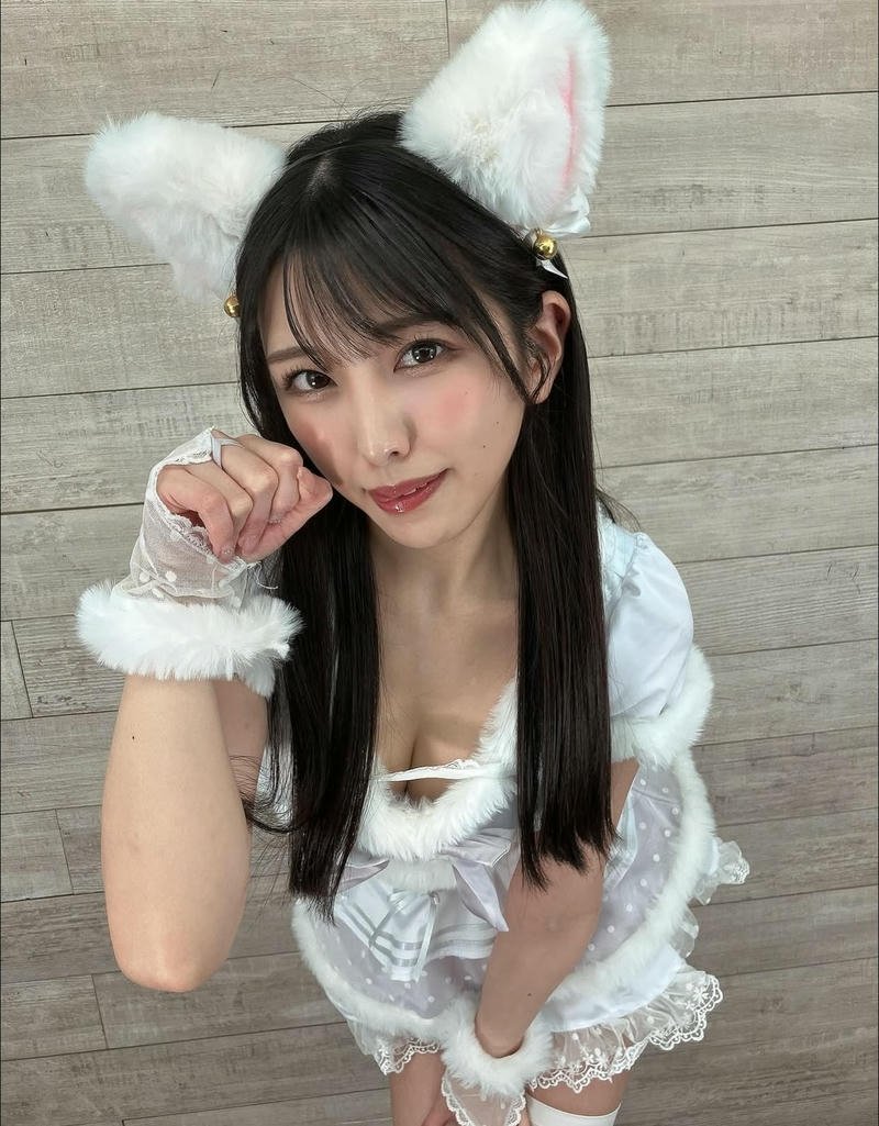Hình ảnh Kuraki Shiori bikini sexy mèo trắng