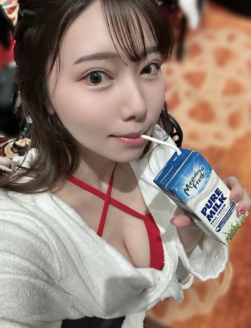 Hình ảnh Mei Satsuki bikini sexy uống sữa