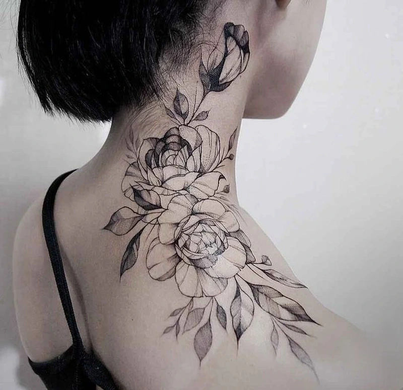 Hình ảnh Tattoo chữ ở cổ nữ cùng thần thái đầy cuốn hút