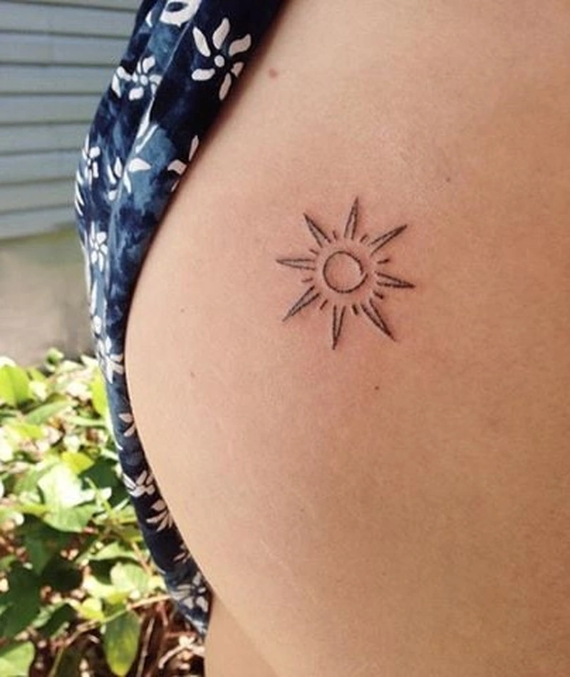 Hình ảnh Tattoo mini ở mông nữ với vẻ đẹp đầy nghệ thuật
