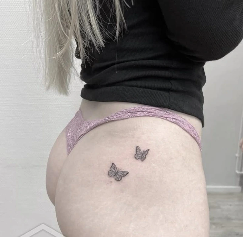 Hình ảnh Tattoo mông nữ với dòng chữ nghệ thuật đầy cá tính