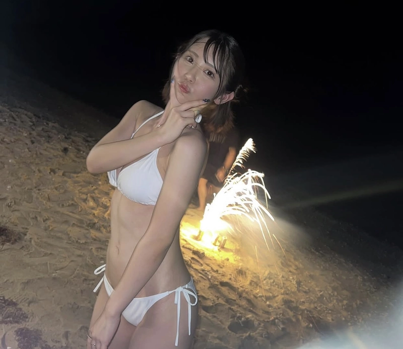 Hình ảnh aoi ibuki bikini sexy chu môi