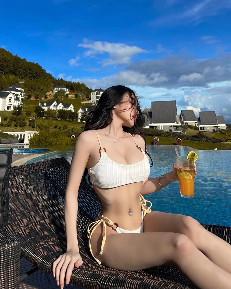 Hình ảnh dương mỹ diện bikini đang uống nước