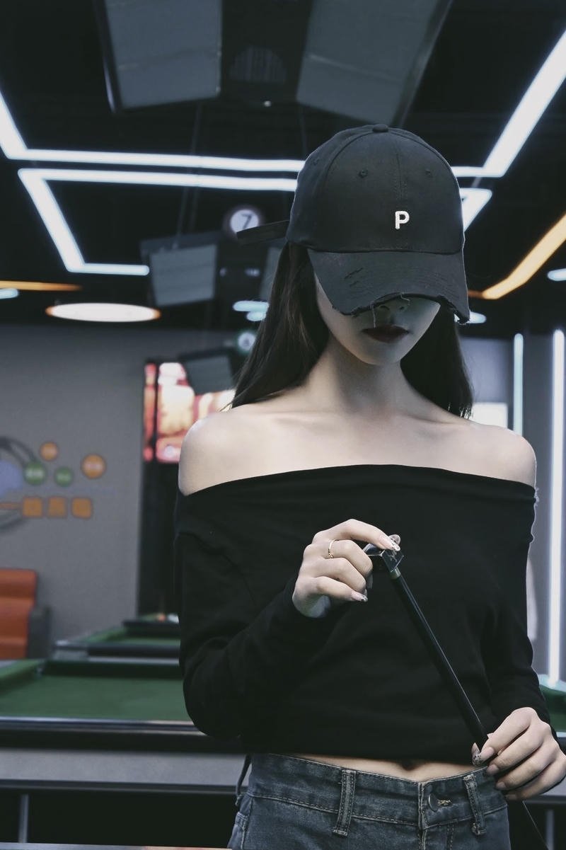 Hình ảnh gái xinh bên bàn bida che mặt