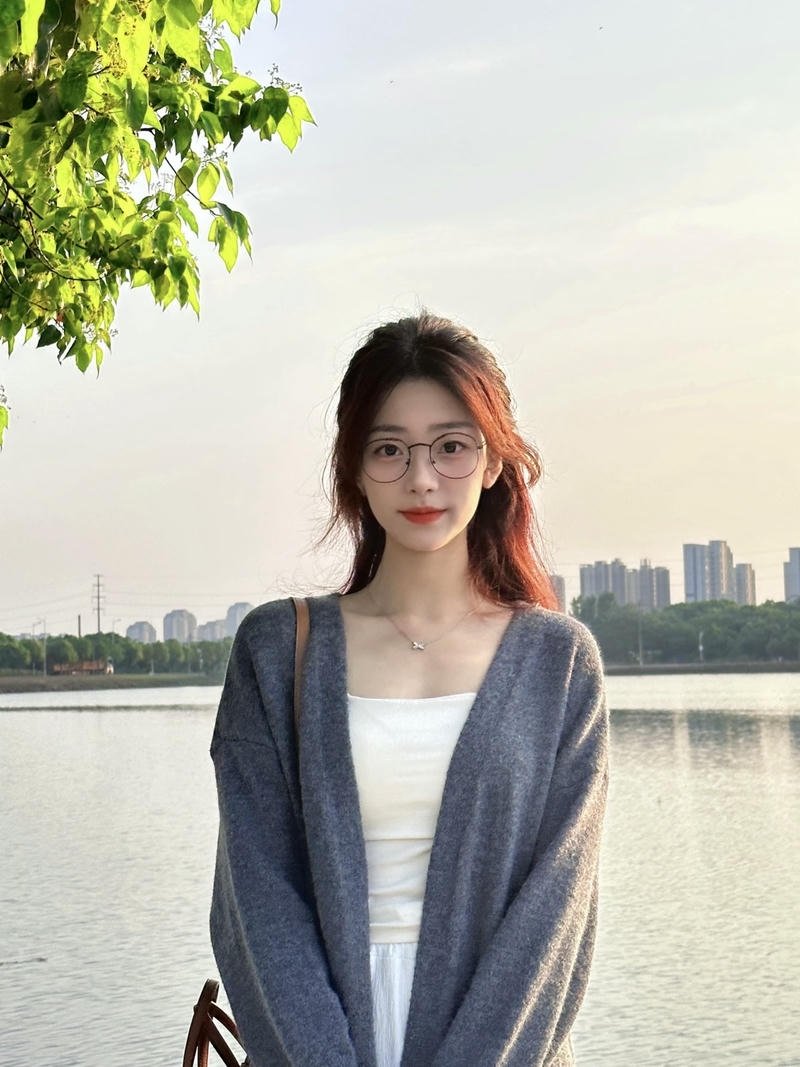 Hình ảnh gái xinh đeo kính ánh sáng tự nhiên đẹp