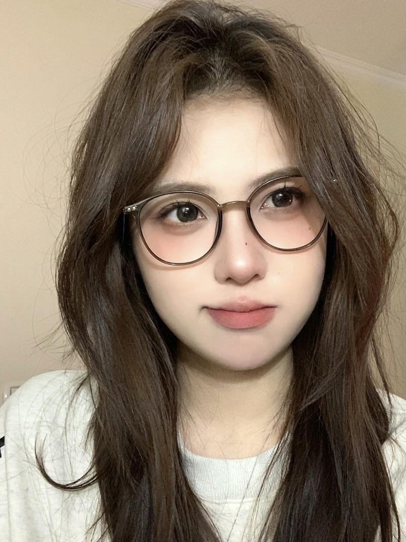 Hình ảnh gái xinh đeo kính làm hình nền đẹp