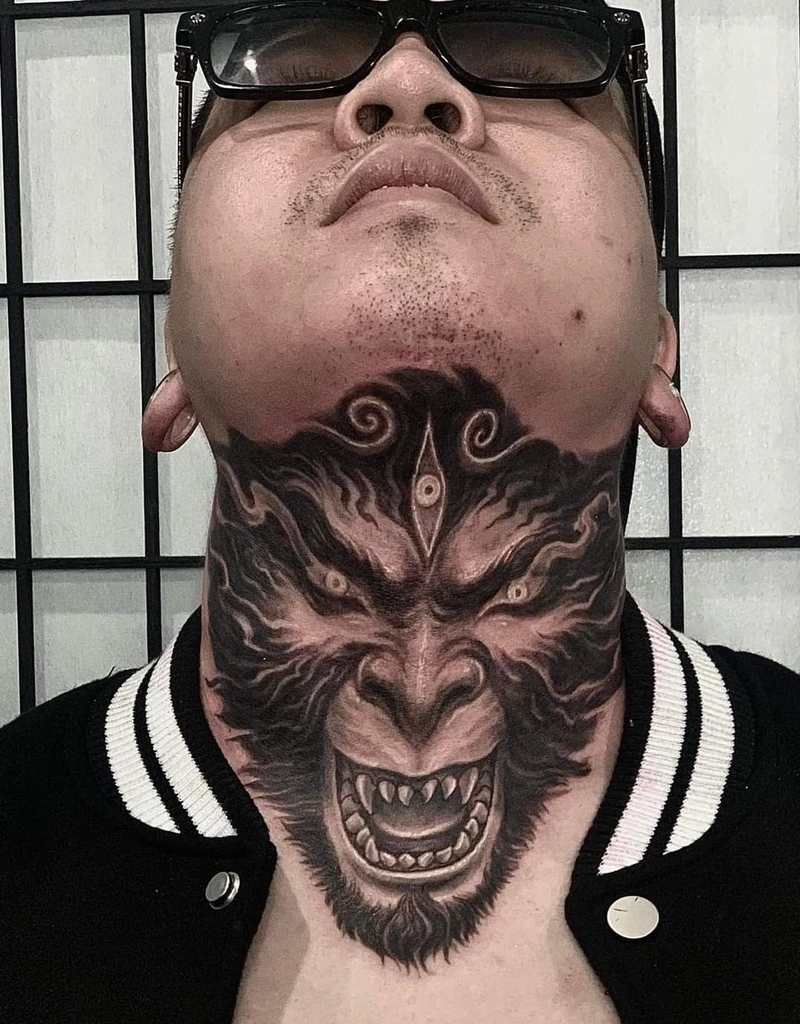 Hình ảnh hình xăm ở cổ nam chất họa tiết tribal mạnh mẽ nổi bật