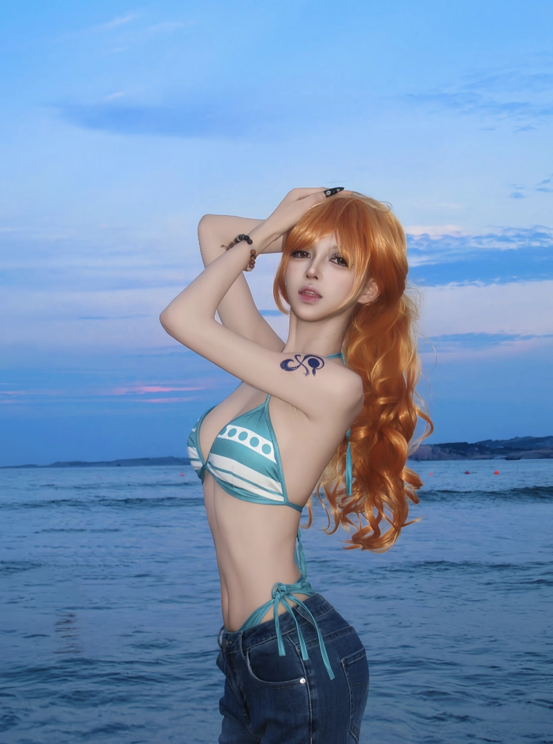 Hình ảnh nami mặc bikini hoàng hôn ở biển
