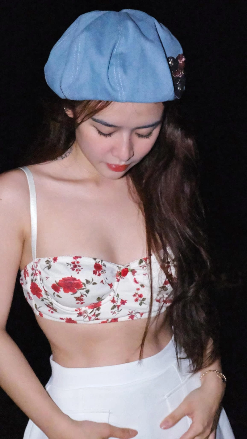 Hình ảnh quyên qui mặc bikini đội mũ cực yêu