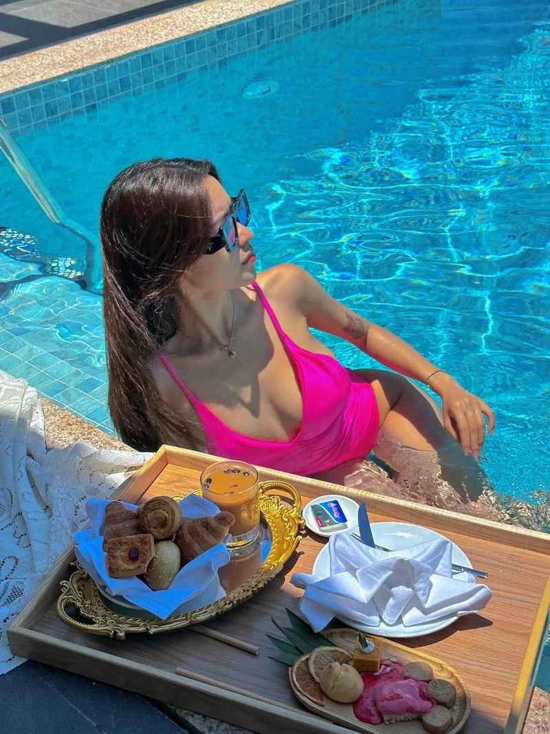 Hình ảnh quyên qui mặc bikini hồng đang bơi