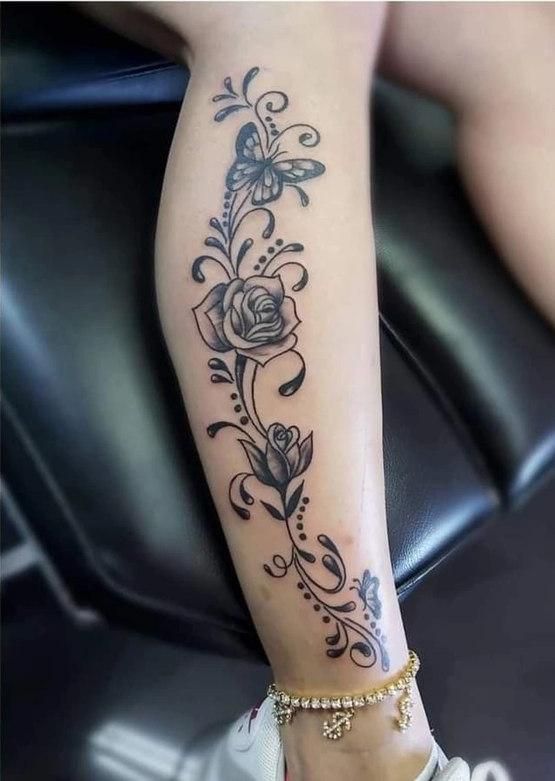 Hình ảnh xăm chân nữ đường nét mảnh giúp tổng thể hài hòa