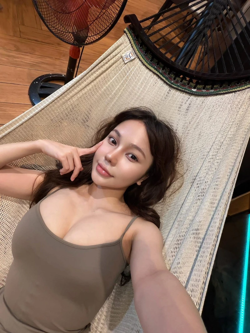 Hình dương mỹ diện bikini ở nhà