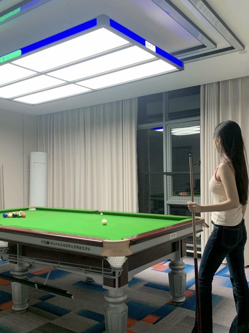 Hình gái trẻ đánh bida che mặt phong cách street