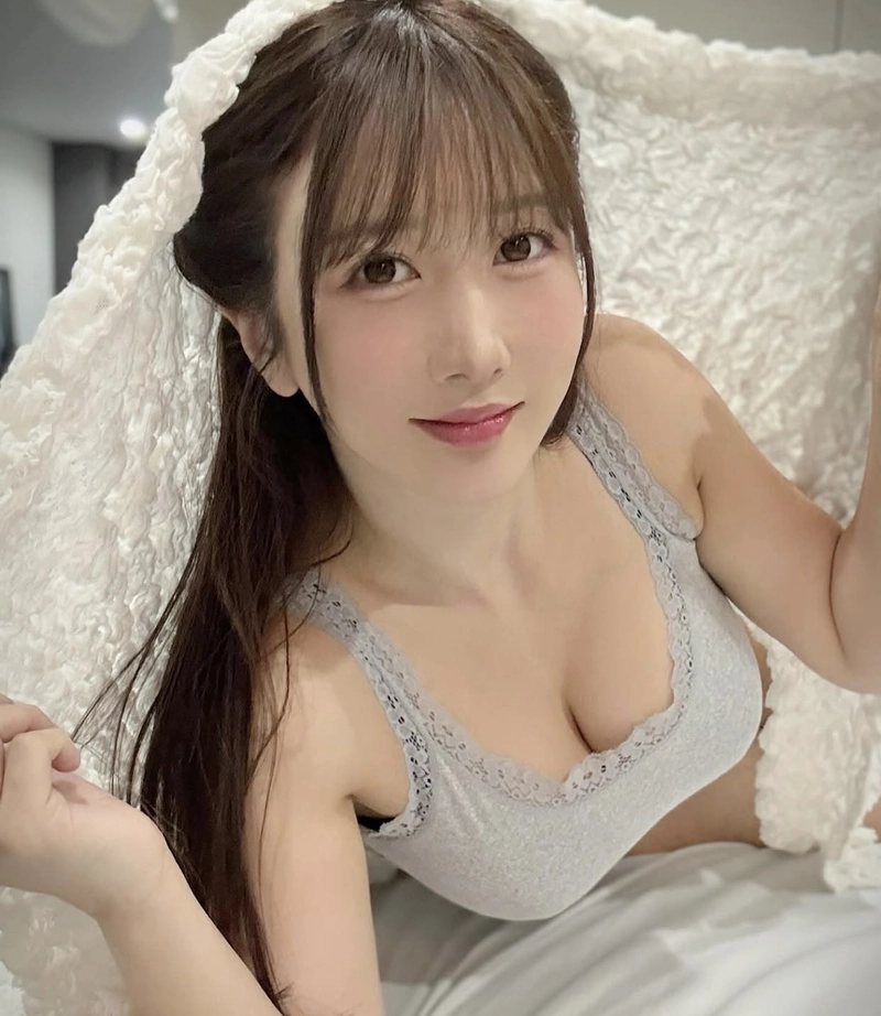 Hình hibiki otsuki mặc bikini màu xám