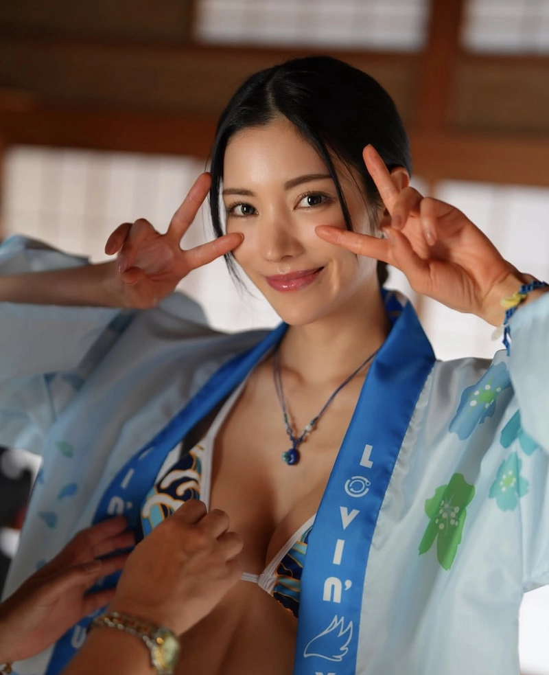Hình karen kaede bikini sexy mỉm cười