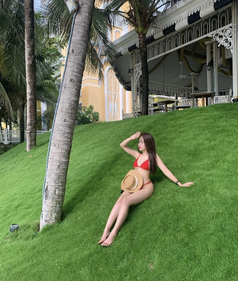 Hình lê phương anh bikini sexy che nắng