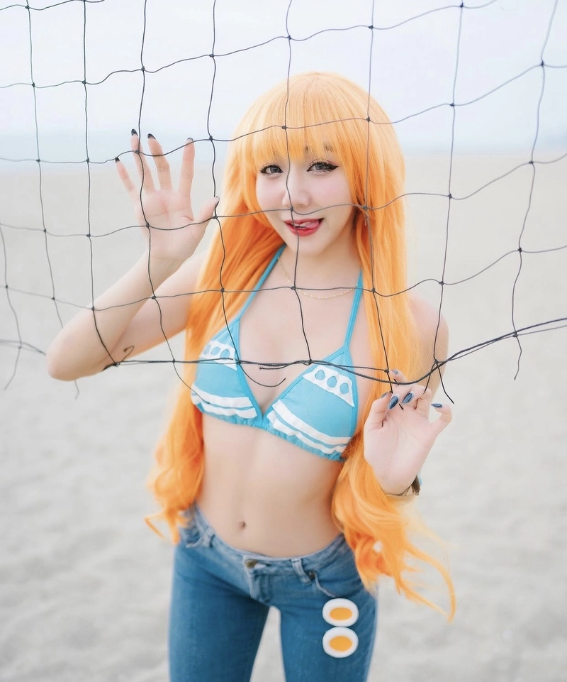 Hình nami mặc bikini cạnh lưới bóng chuyền