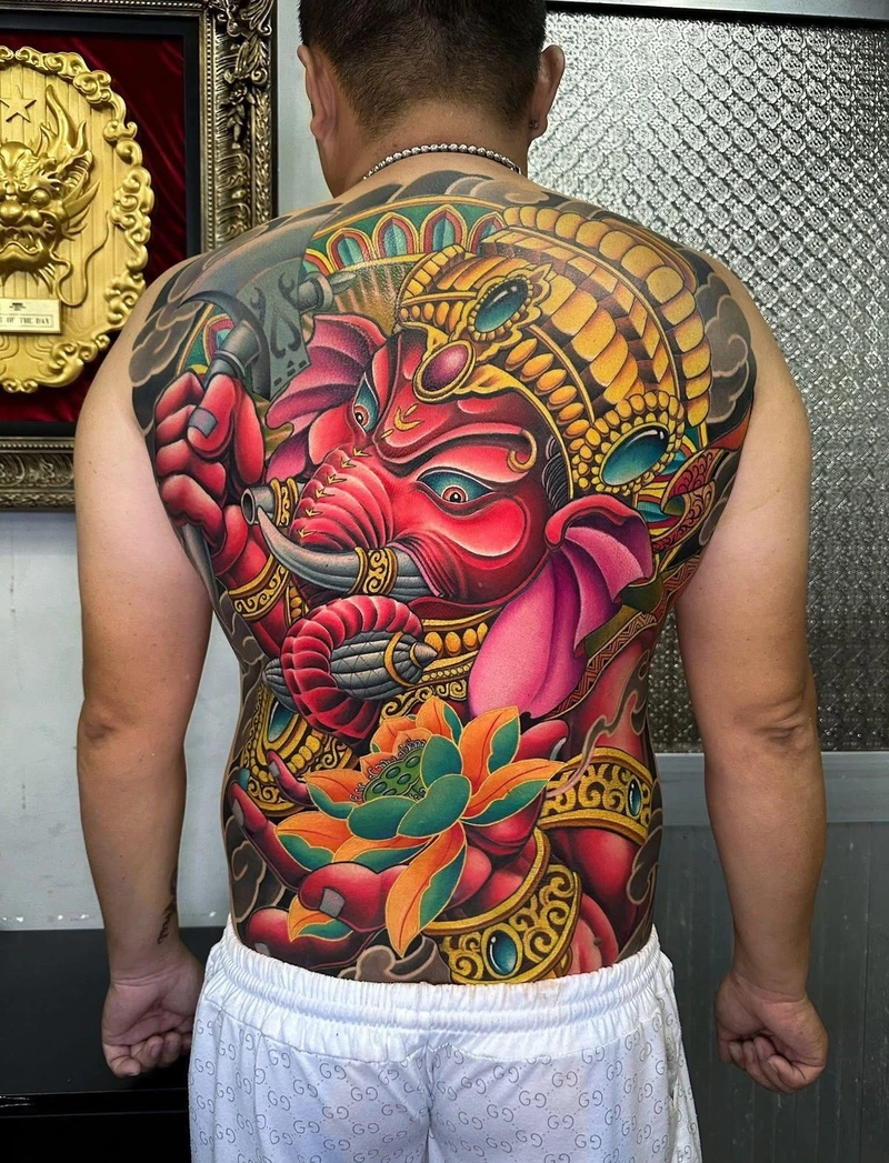 Hình tattoo full lưng nam với bố cục cực kỳ ấn tượng mạnh mẽ