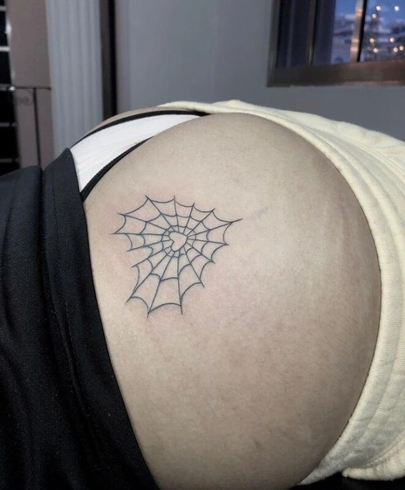 Hình tattoo mông nữ với vẻ đẹp nhẹ nhàng đầy cuốn hút riêng