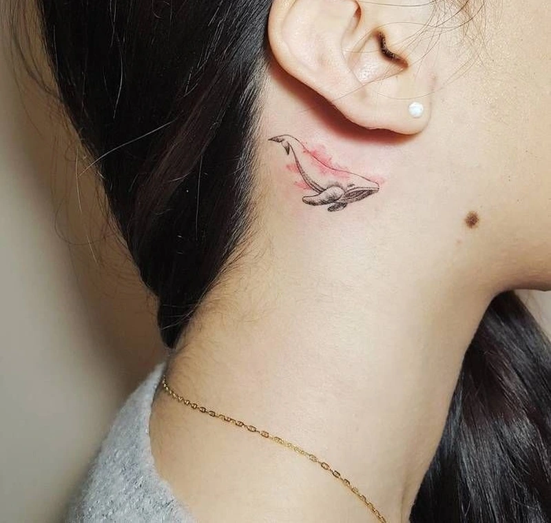 Hình xăm ở cổ nữ với thiết kế hoa nhỏ đầy vẻ nữ tính