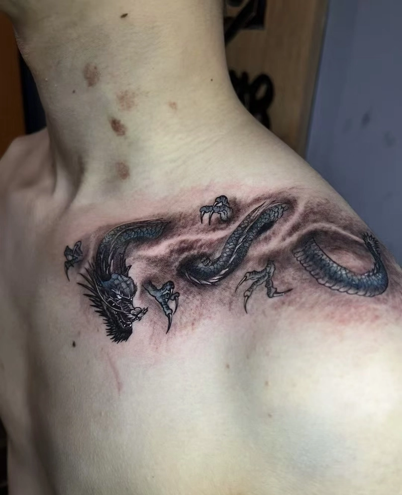 Hình xăm xương quai xanh nam phong cách tattoo rất mạnh mẽ