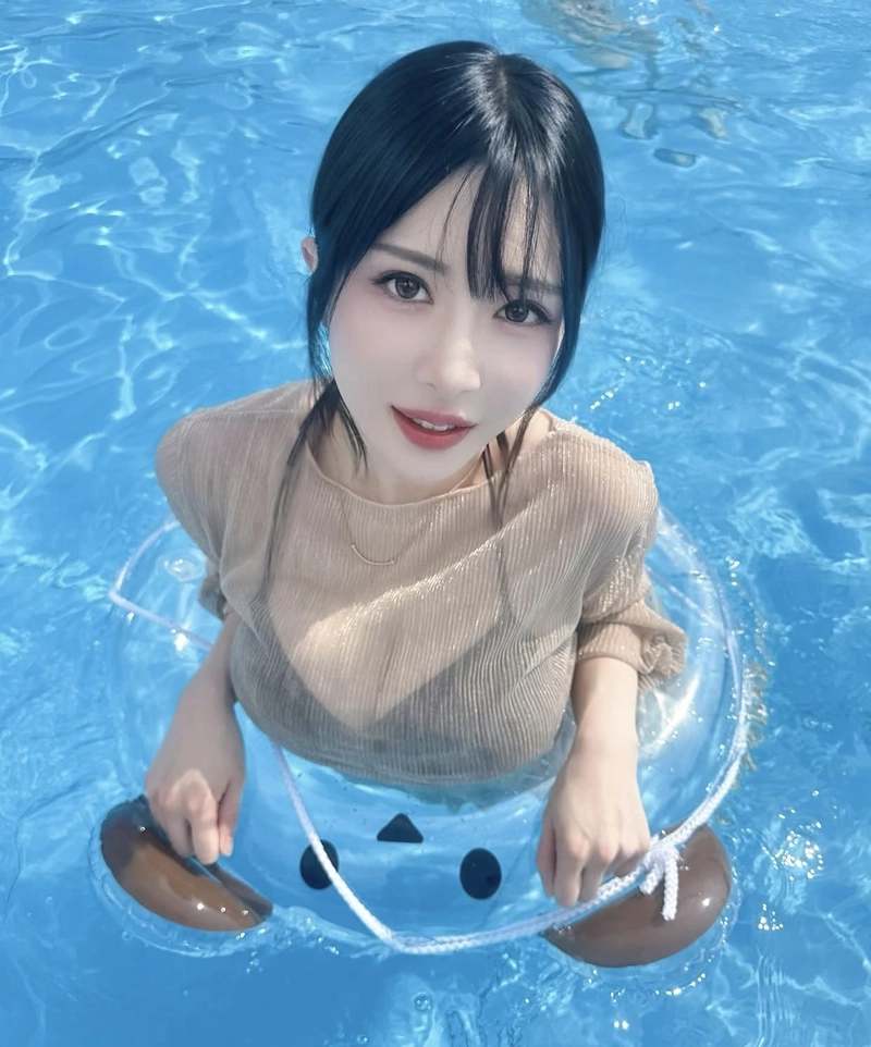 Honoka Tsujii mặc bikini sexy hồ bơi