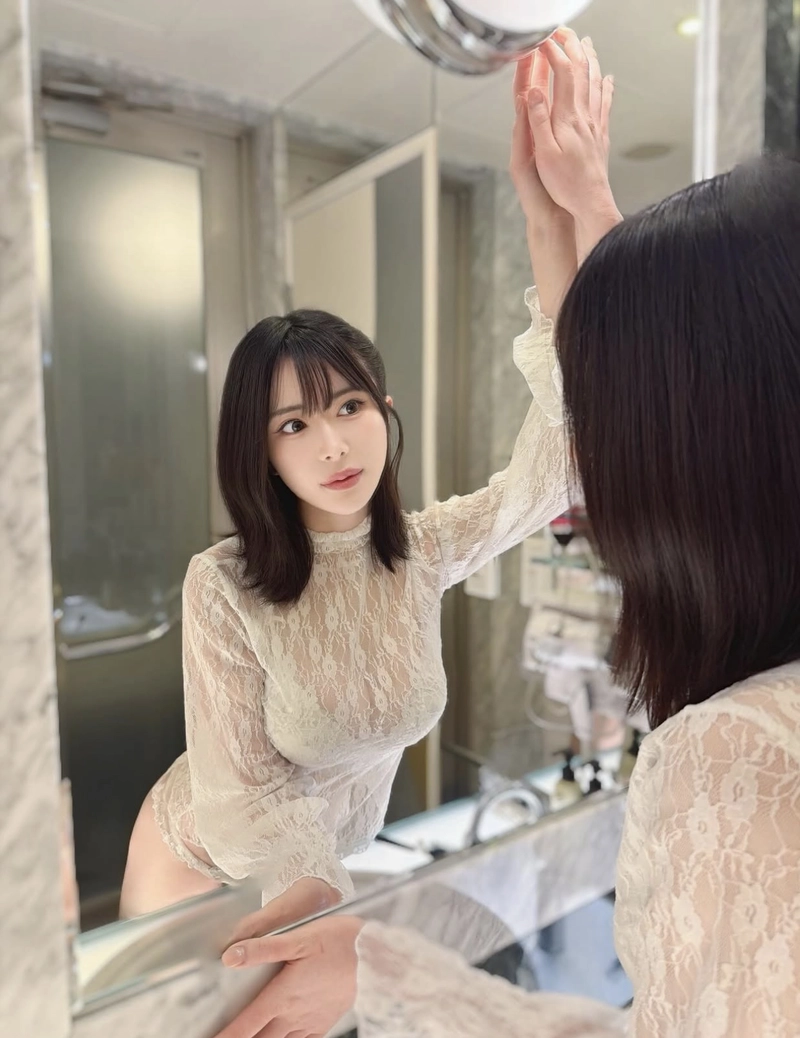 Honoka Tsujii mặc bikini sexy ren trắng