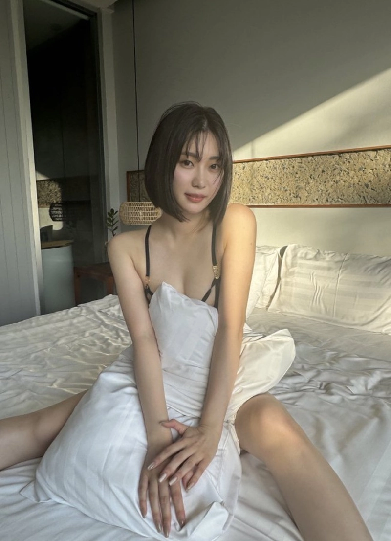 Hot girl Akari Mitani bikini sexy nước da trắng