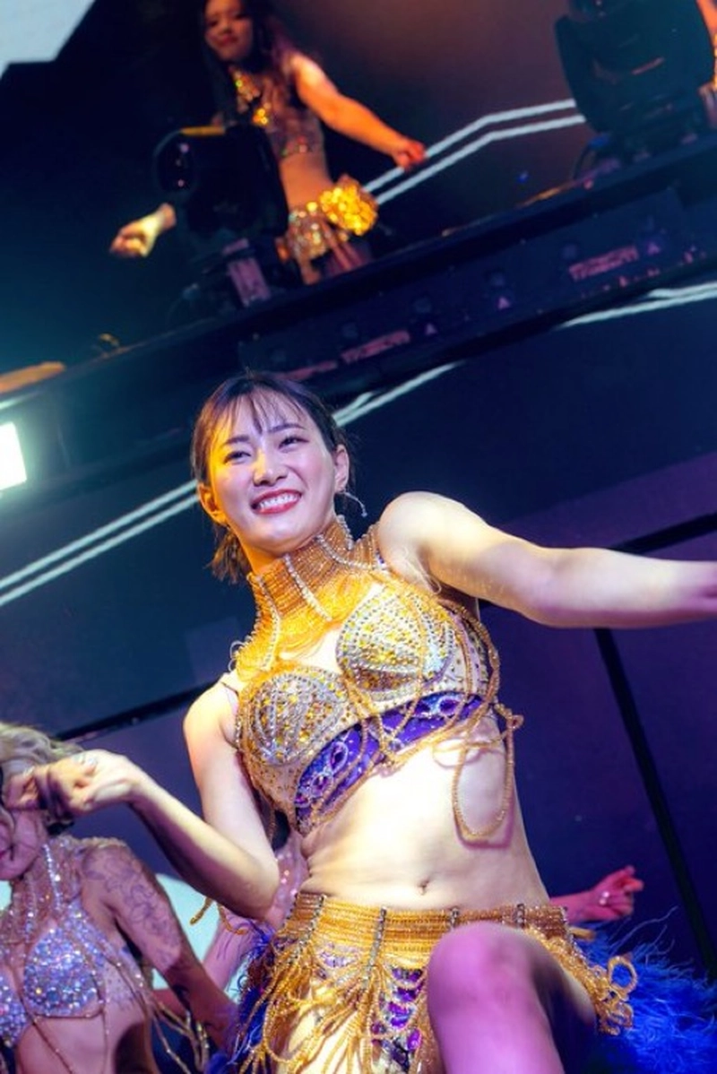 Hot girl Akari Mitani bikini sexy trên sàn nhảy
