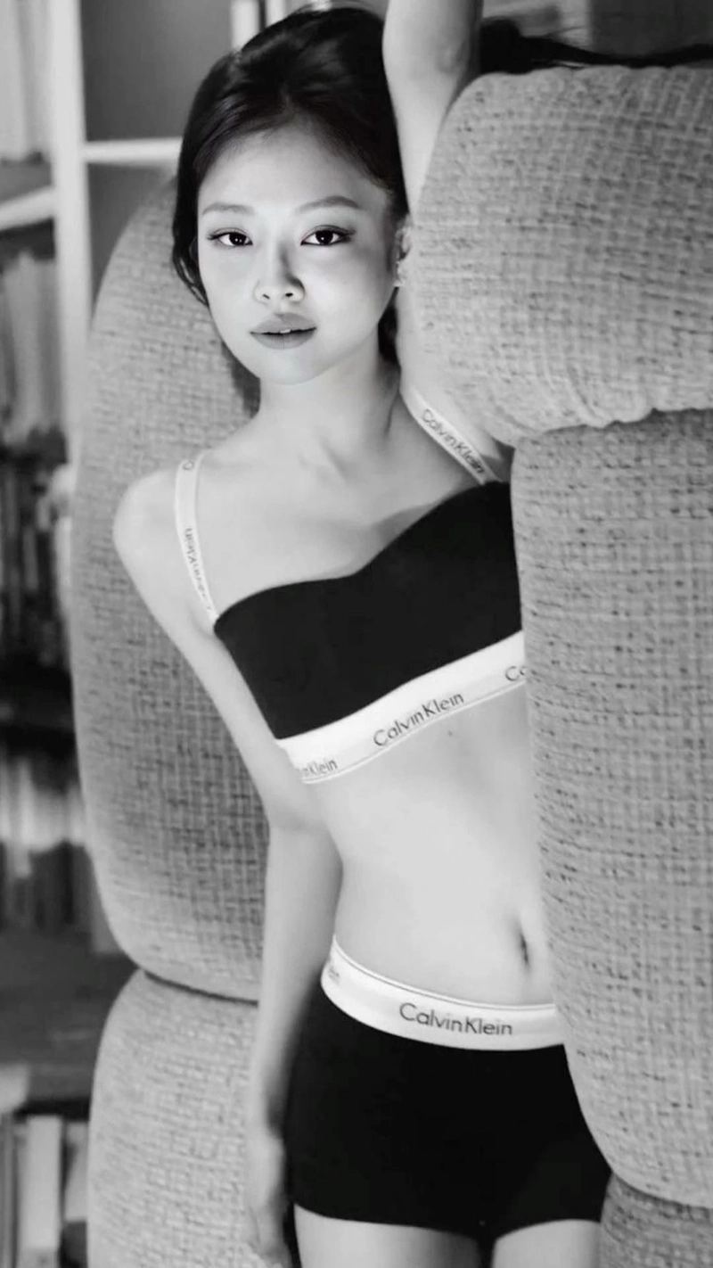 Idol kpop Jennie mặc bikini của nhãn hàng