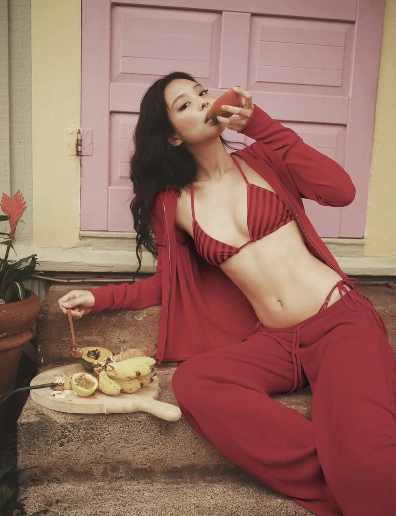 Jennie mặc bikini đỏ cực thần thái