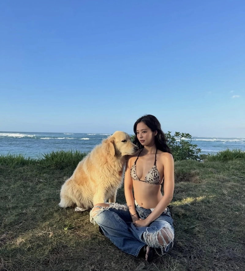 Jennie mặc bikini tạo dáng cạnh chú chó