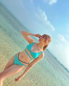 Jun Suehiro bikini ướt át lộ đường cong mông tròn