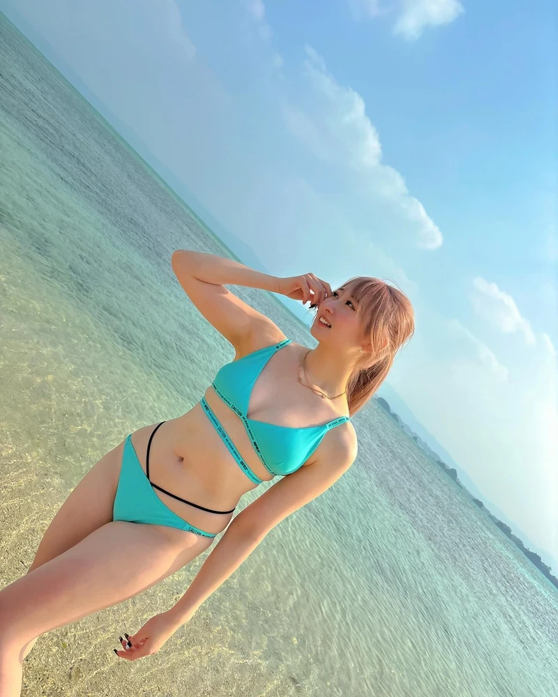 Jun Suehiro bikini ướt át lộ đường cong mông tròn