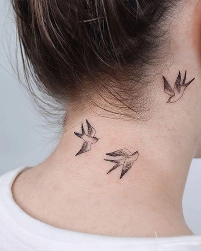 Không gian nghệ thuật trong tattoo cổ nữ phong cách hiện đại