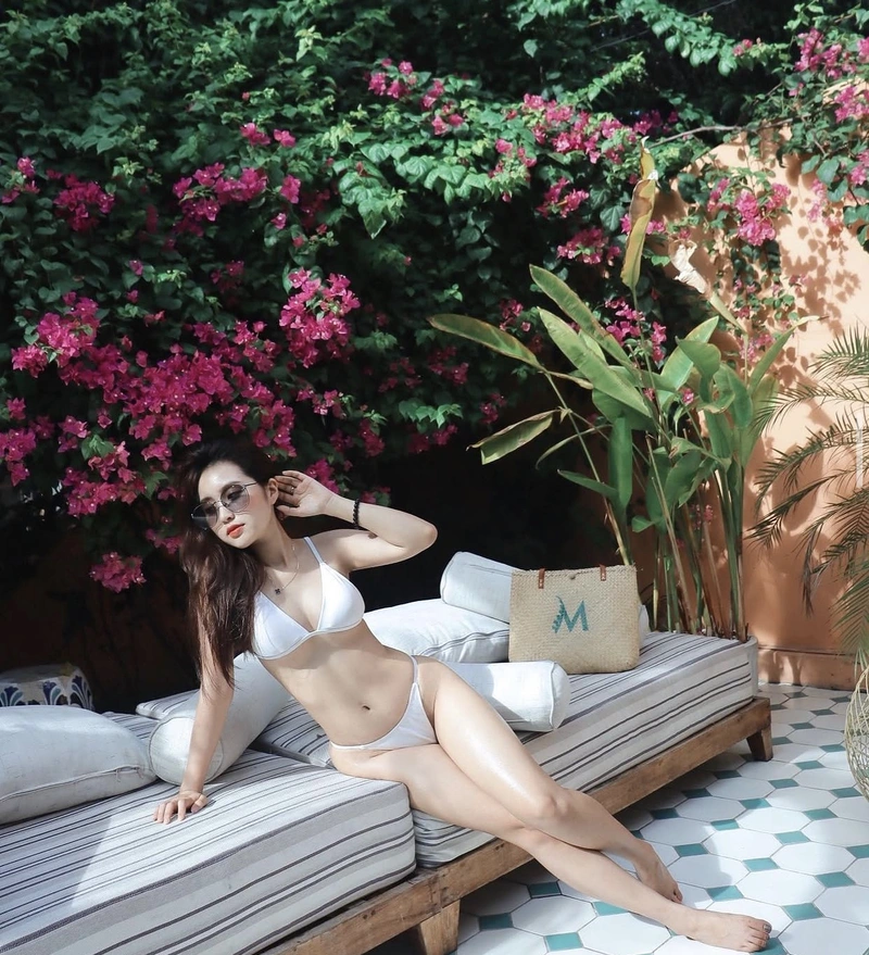 Lê phương anh bikini sexy màu trắng