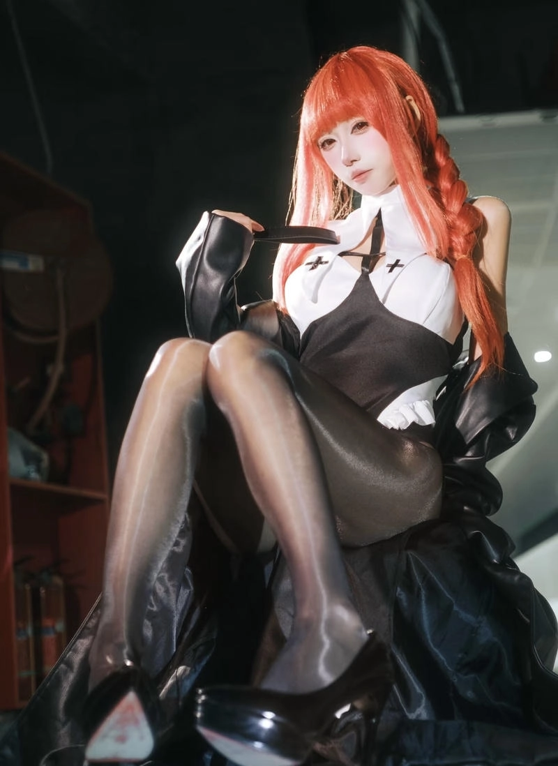 Makima cosplay biểu cảm lạnh lùng gây ấn tượng